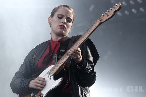 ANNA CALVI - 2011-08-28 - SAINT CLOUD - Domaine National - Scene de la Cascade - 